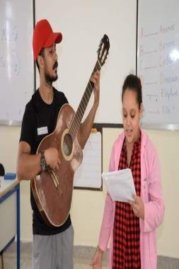 النون والفنون تواصل قافلتها الفنية بمؤسسات الفقيه بنصالح